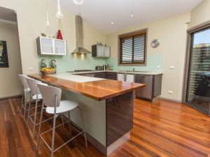 A kitchen or kitchenette at Tura Beachhouse in Dolphin Cove