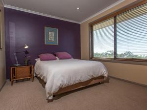 Ένα ή περισσότερα κρεβάτια σε δωμάτιο στο Tura Beachhouse in Dolphin Cove