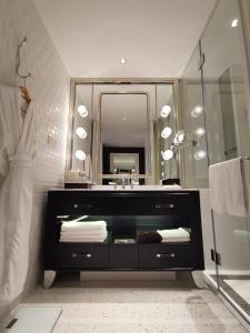 a bathroom with a sink and a mirror at Jinling Resort Nanjing in Nanjing