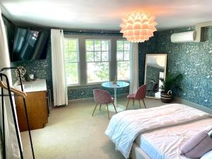 TV a/nebo společenská místnost v ubytování Buttonwood Boutique Hotel