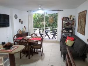 ein Wohnzimmer mit einem Sofa und einem Tisch in der Unterkunft Apto Nautilus 201 in Santa Marta