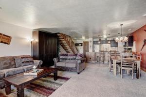 布雷肯里奇的住宿－Cimmaron 301，客厅配有沙发和桌子