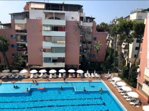 Bazen u ili blizu objekta Apartament Emiri Golem