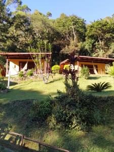 a house in the middle of a yard at Chalés Jardim Real in Lumiar