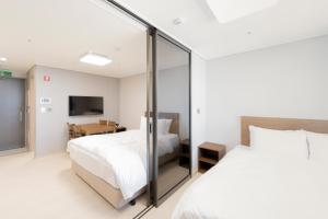 Donghae Oceancity Residence Hotel客房内的一张或多张床位