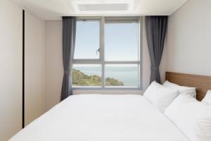 Donghae Oceancity Residence Hotel客房内的一张或多张床位