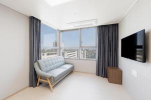 Donghae Oceancity Residence Hotel的电视和/或娱乐中心