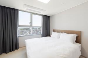 Donghae Oceancity Residence Hotel客房内的一张或多张床位