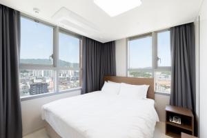 Donghae Oceancity Residence Hotel客房内的一张或多张床位