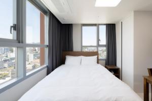Donghae Oceancity Residence Hotel客房内的一张或多张床位