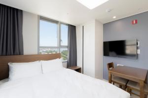 Donghae Oceancity Residence Hotel客房内的一张或多张床位