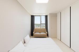 Donghae Oceancity Residence Hotel客房内的一张或多张床位