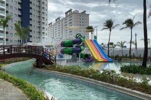 eine Wasserrutsche in einem Pool in einem Resort in der Unterkunft Salinas Exclusive Resort in Salinópolis