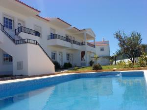 una piscina frente a una casa en Albufeira 2 bedroom apt en Albufeira