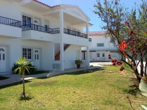 una gran casa blanca con un patio delante en Albufeira 2 bedroom apt en Albufeira