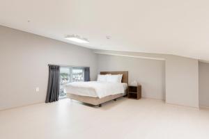 Donghae Oceancity Residence Hotel客房内的一张或多张床位