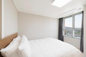 Donghae Oceancity Residence Hotel客房内的一张或多张床位