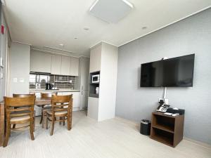 Donghae Oceancity Residence Hotel的厨房或小厨房
