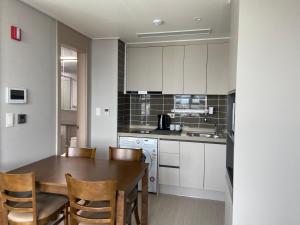 Donghae Oceancity Residence Hotel的厨房或小厨房