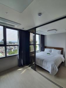 Donghae Oceancity Residence Hotel客房内的一张或多张床位