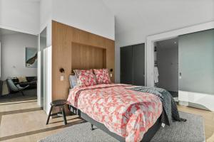 een slaapkamer met een groot bed en een grote spiegel bij Bull Ridge Escape - Wanaka Holiday Home in Wanaka