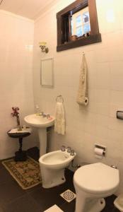 a bathroom with a toilet and a sink at Fachoalto Budget in Petrópolis