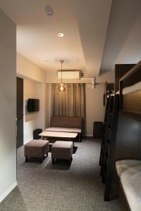 ALPHABED INN 小樽駅前客房内的一张或多张床位