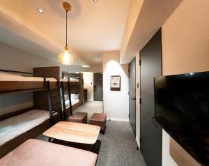 ALPHABED INN 小樽駅前客房内的一张或多张床位