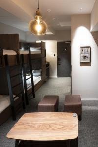 ALPHABED INN 小樽駅前客房内的一张或多张床位
