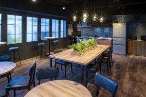 小樽ALPHABED INN 小樽駅前的一间带桌椅的餐厅和一间厨房