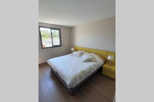 Un pat sau paturi într-o cameră la Résidence Costa Nera Santa Giulia