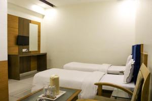 A television and/or entertainment centre at Hotel Apex Inn