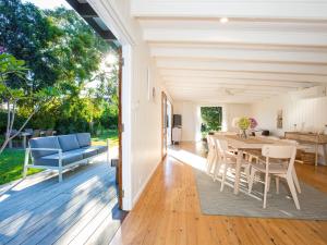 Gambar di galeri bagi Beachwood - Firepit - Pet Friendly - 2 Mins Walk to the Beach di Callala Beach