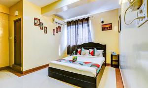 Un dormitorio con una cama grande en una habitación. en Palm Rooms Near CHRISTH UNIVERSITY&DAIRY CIRCLE, en Bangalore