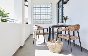 een eetkamer met een tafel en stoelen bij Haus Ostsee in Göhren