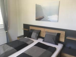 1 dormitorio con 2 camas y una foto en la pared en Penzion Lokotka Děčín, en Děčín