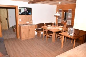 TV a/nebo společenská místnost v ubytování Bacherhof