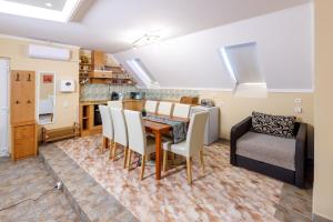 cocina y comedor con mesa y sillas en Central Apartman, en Gyula