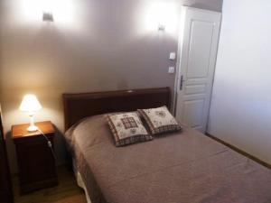 Cette petite chambre comprend un lit avec un oreiller et une lampe. dans l'établissement Gîte Freycenet-la-Cuche, 3 pièces, 4 personnes - FR-1-582-26, à Freycenet-la-Cuche