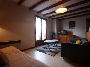 um quarto com uma cama, uma mesa e uma janela em Gîte Le Val-d'Ajol, 5 pièces, 10 personnes - FR-1-589-139 em Le Val-dʼAjol