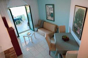 - un salon avec un canapé et une table dans l'établissement Apartment in Kali with sea view, balcony, air conditioning, Wi-Fi (4566-4), à Kali