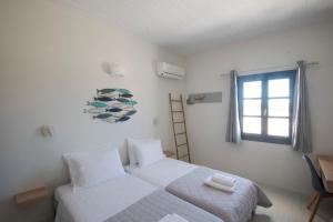 Postel nebo postele na pokoji v ubytování KYMA Seafront Exceptional 2BD house in Naousa