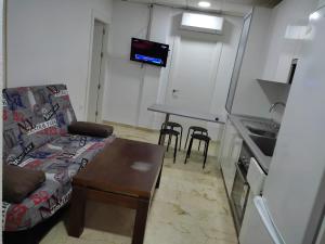 un soggiorno con divano e tavolo di garrucha 100 mts playa, 2 Dorm a Garrucha
