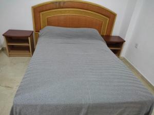 un letto con testiera in legno e due tavoli di garrucha 100 mts playa, 2 Dorm a Garrucha