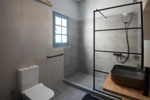 Koupelna v ubytování KYMA Seafront Exceptional 2BD house in Naousa