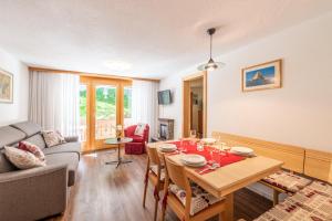 ein Wohnzimmer mit einem Tisch und einem Sofa in der Unterkunft Apartment Balma 3 rooms in Zermatt