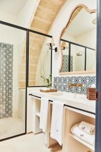 uma casa de banho com um lavatório e um chuveiro em Masseria Calderisi em Savelletri di Fasano