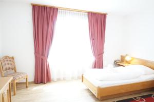 Łóżko lub łóżka w pokoju w obiekcie Hotel Sternen