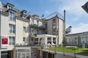 uma vista para o exterior de um edifício com uma varanda em Hotel Meyerhof em Lörrach