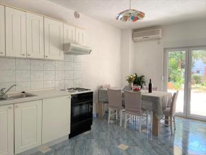 Virtuvė arba virtuvėlė apgyvendinimo įstaigoje Apartment Aleric Makarska